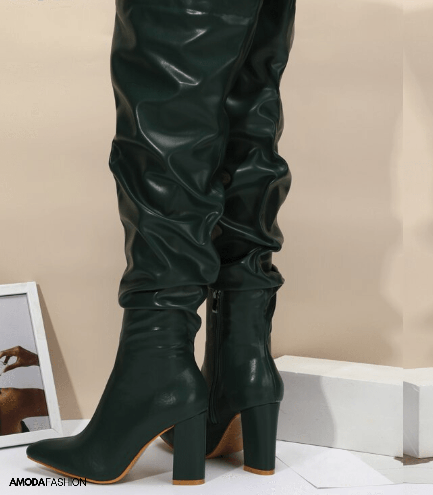 plissierte-overknee-spitzstiefel-mit-reissverschluss-amodafashion-de-2_180525e0-d029-4c56-ae2f-647c4f657a2f.png